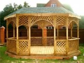 восьмиугольная беседка из дерева с резными вставками