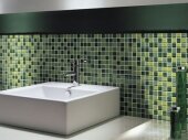 зеленый кафель в сочетании с мозаикой