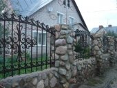 каменный забор с элементами ковки
