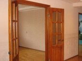 распашные двери деревянные со стеклом