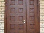 деревянные распашные входные двери