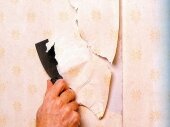 как снять старые обои шпателем