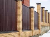 забор из кирпича и металлопрофиля